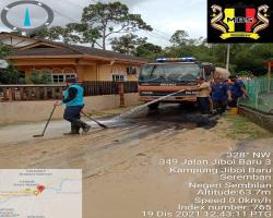  KERJA-KERJA PEMBERSIHAN JALAN BERLUMPUR AKIBAT BANJIR