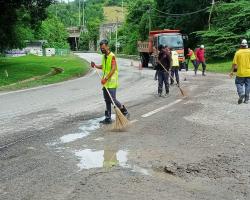 KERJA-KERJA PENURAPAN JALAN ROSAK DI JALAN TOK DAGANG