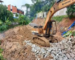 KERJA-KERJA PEMBAIKAN CERUN RUNTUH DI JALAN KILAT
